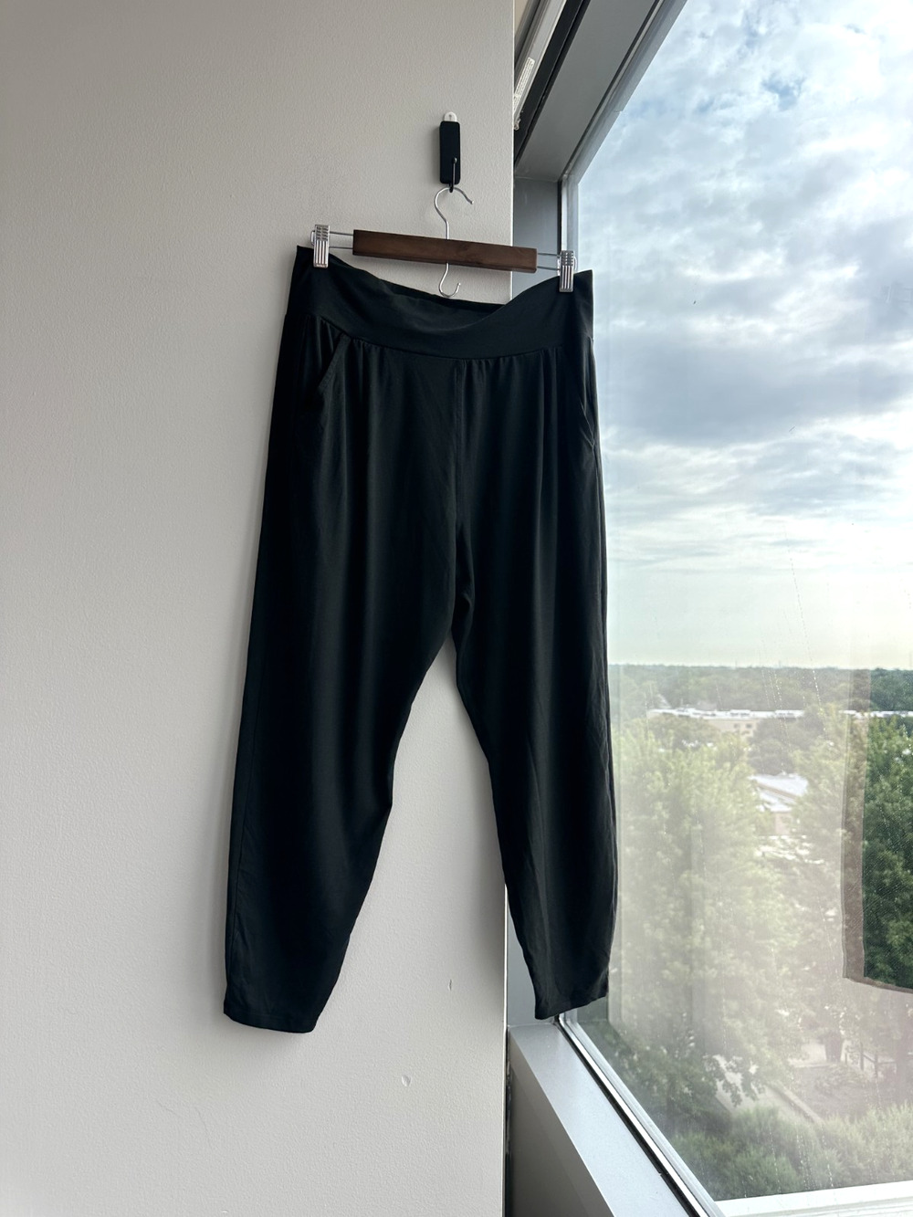 Vuori Souchy High Rise Lounge Black Lux Harlem Pants Size L
